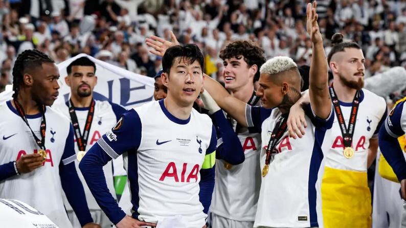 欧联杯决赛战术博弈：热刺务实致胜，曼联用人失误吞苦果