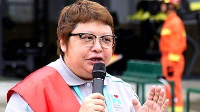 患肝癌传闻真相大白半年后，韩红自曝手部动了个手术，牙缝也关键