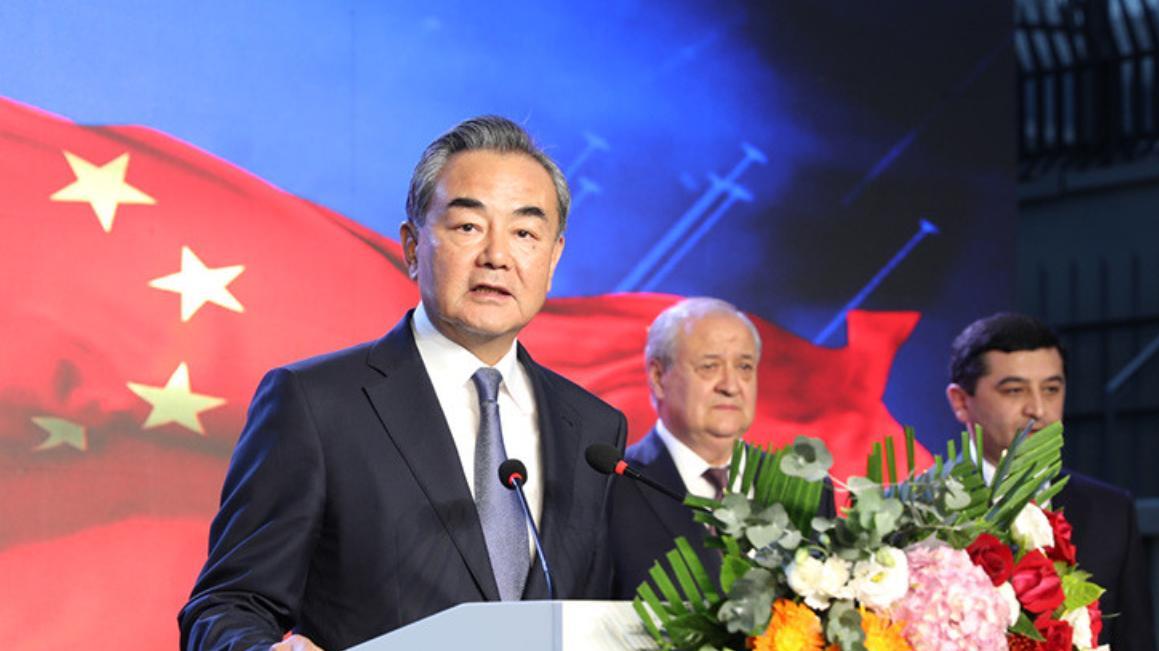 高市早苗G20“炮轰”俄罗斯，王毅对她换了称呼，3国当场力挺中国