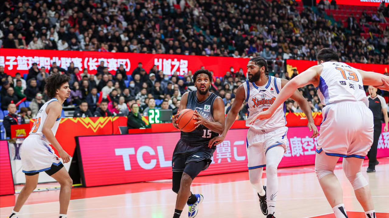 吉林男篮又赢球了！一众二流球员爆发大能量，同菜鸟教练双向奔赴