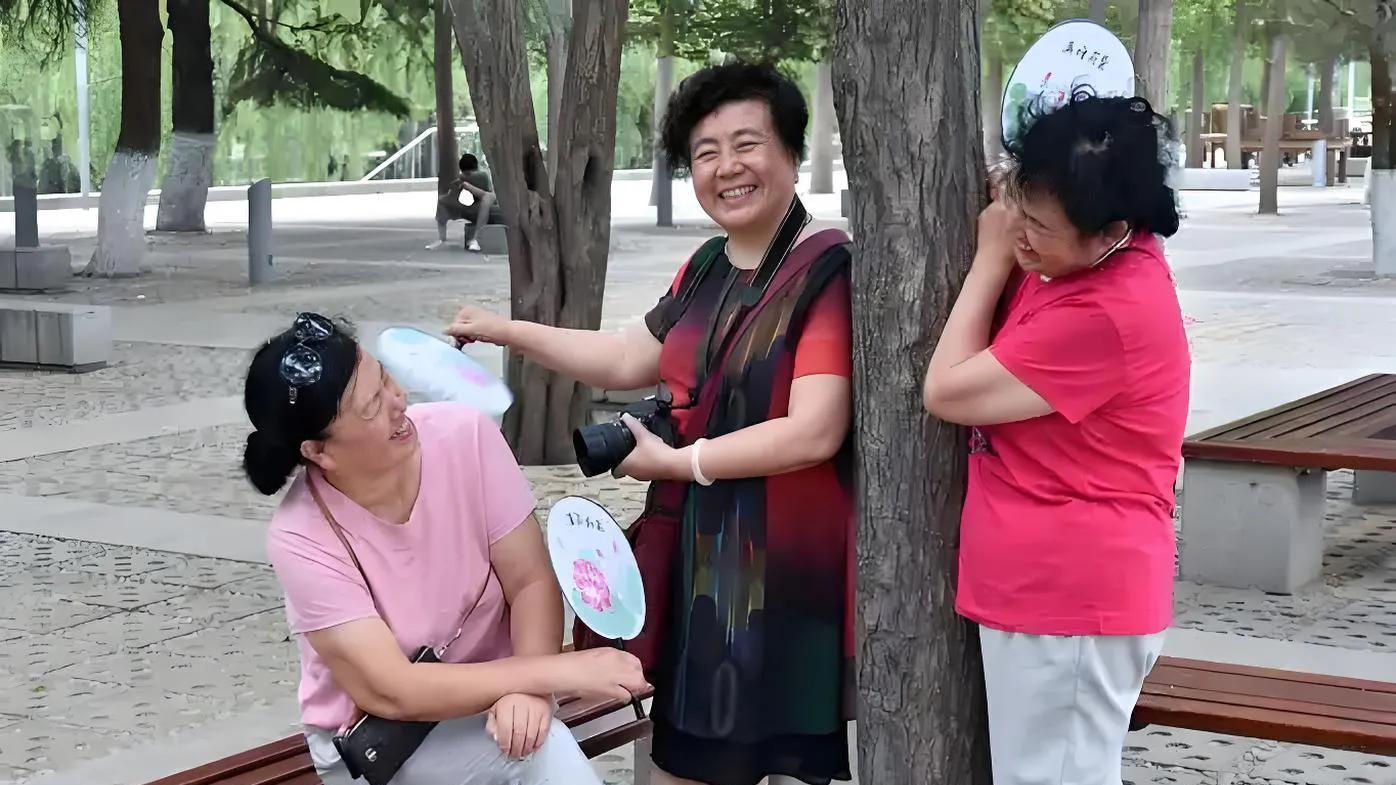 62岁大妈退休后悟到：熟人面前千万别讲这5句话