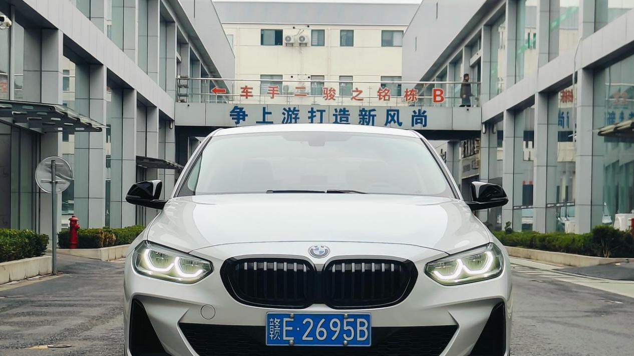 操控与颜值兼得，宝马1系2021款120i M运动曜夜版二手车推荐