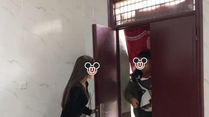 女子和丈夫吵架就跑回娘家，丈夫捧着鲜花上门道歉：我不能没有你