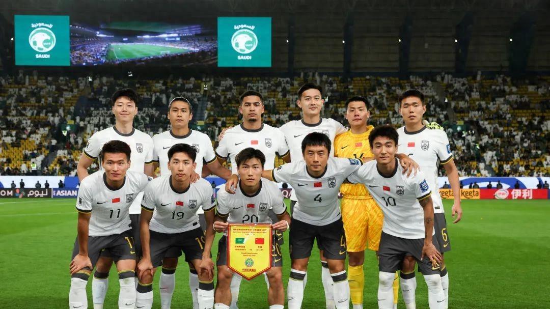 林良铭直红，中国队半场少一人作战，世预赛0-1不敌沙特，继续积分垫底