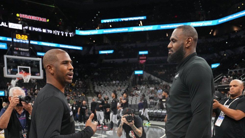 NBA没有忠诚可言！看到保罗的凄惨下场，才知道詹姆斯有多厉害