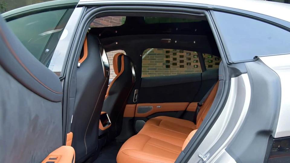 小米YU7上市，起售价25.35万，家用推荐哪一款？