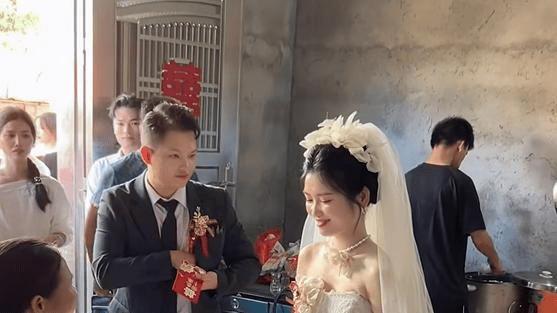 广西一婚礼现场，新娘美得让人心动，男生：新郎上辈子拯救了银河系