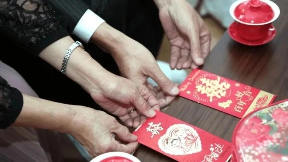 老员工离职半年，给前公司同事发结婚请帖，最后只去1人还是老板