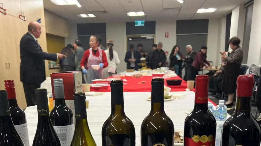 开瓶的红酒放 3 天就扔？别再瞎浪费了！5 个技巧让酒鲜到下周