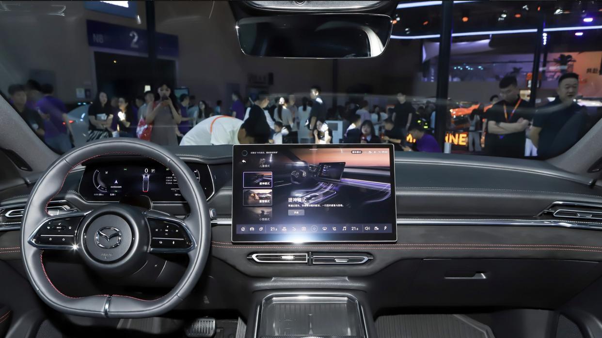 马自达运动型轿跑，轴距2895mm，增程/纯电两套动力，续航1301km