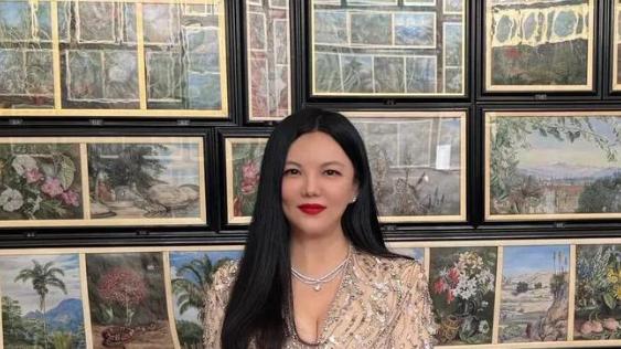 46岁李湘带女儿参加英国皇室聚会，王诗龄戴全套珠宝，胖得很贵气