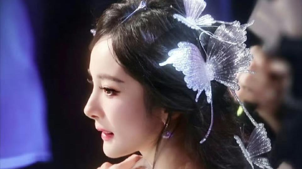 何炅一句“你话筒拿了吗？”引爆热搜，杨幂后台迷糊瞬间成十周年晚会最萌彩蛋