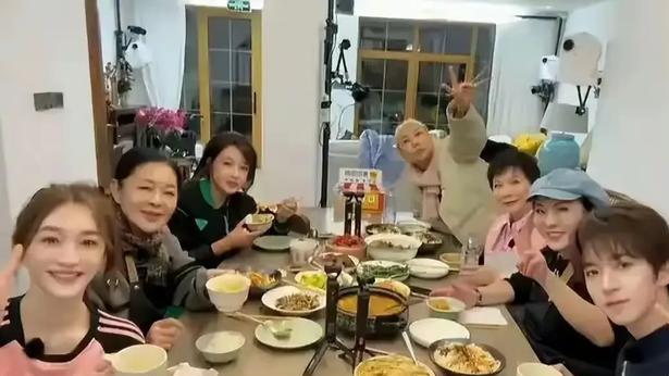 临年关蔡明张蔷问刘晓庆过年去你家拜年有没有红包拿？回复太好笑