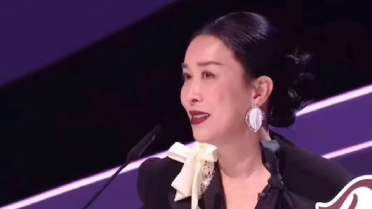 《声鸣远扬》：评委比歌手更有看点！那英质疑投票，何炅慌乱救场！