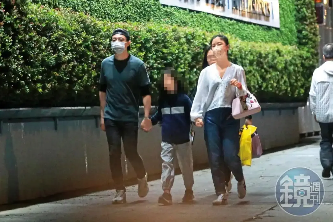 林心如霍建华带娃出门吃冰淇淋，背着24万元的包包，8岁小海豚身高猛长