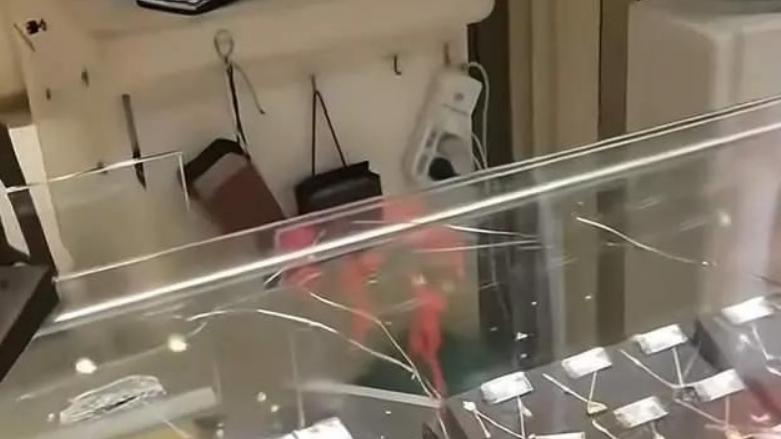 头盔男夜劫金店，60万黄金24小时追回