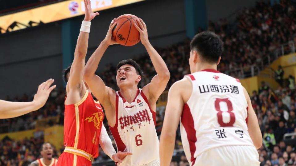 潜力赛有趣一幕！33岁老将携国手登场成走过场，外援成大牌观众