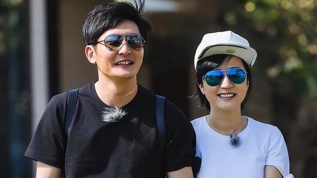 “老男孩”郭京飞，与鲍莉闪婚后宠了她17年，今一家三口生活幸福