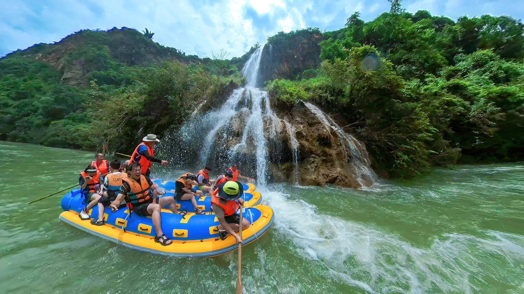 地球的“最美伤疤”，夏日漂流马岭河，穿行于挂壁瀑布的水墨长廊