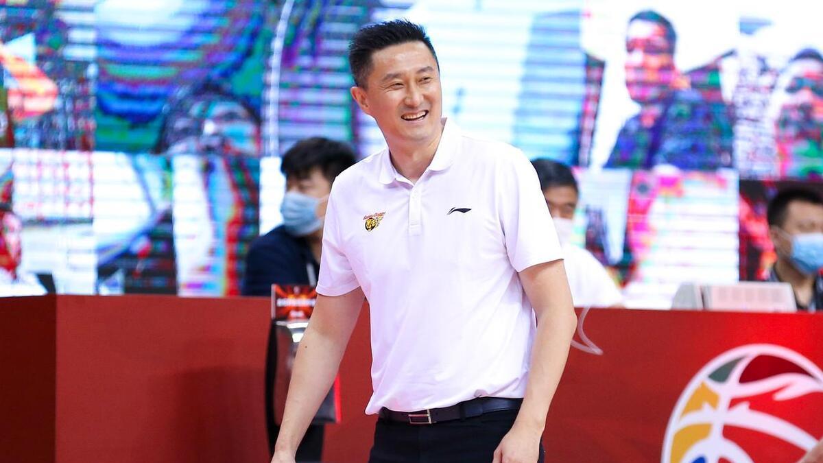 CBA常规赛白热化，八支球队争夺季后赛排名！广东队排名下滑，辽宁新疆谁能最终占据前四？