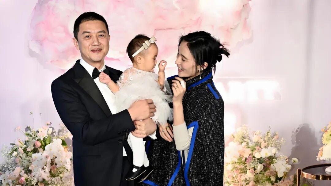 又离了，54岁李亚鹏宣布再次离婚，切割债务风险还是感情破裂？