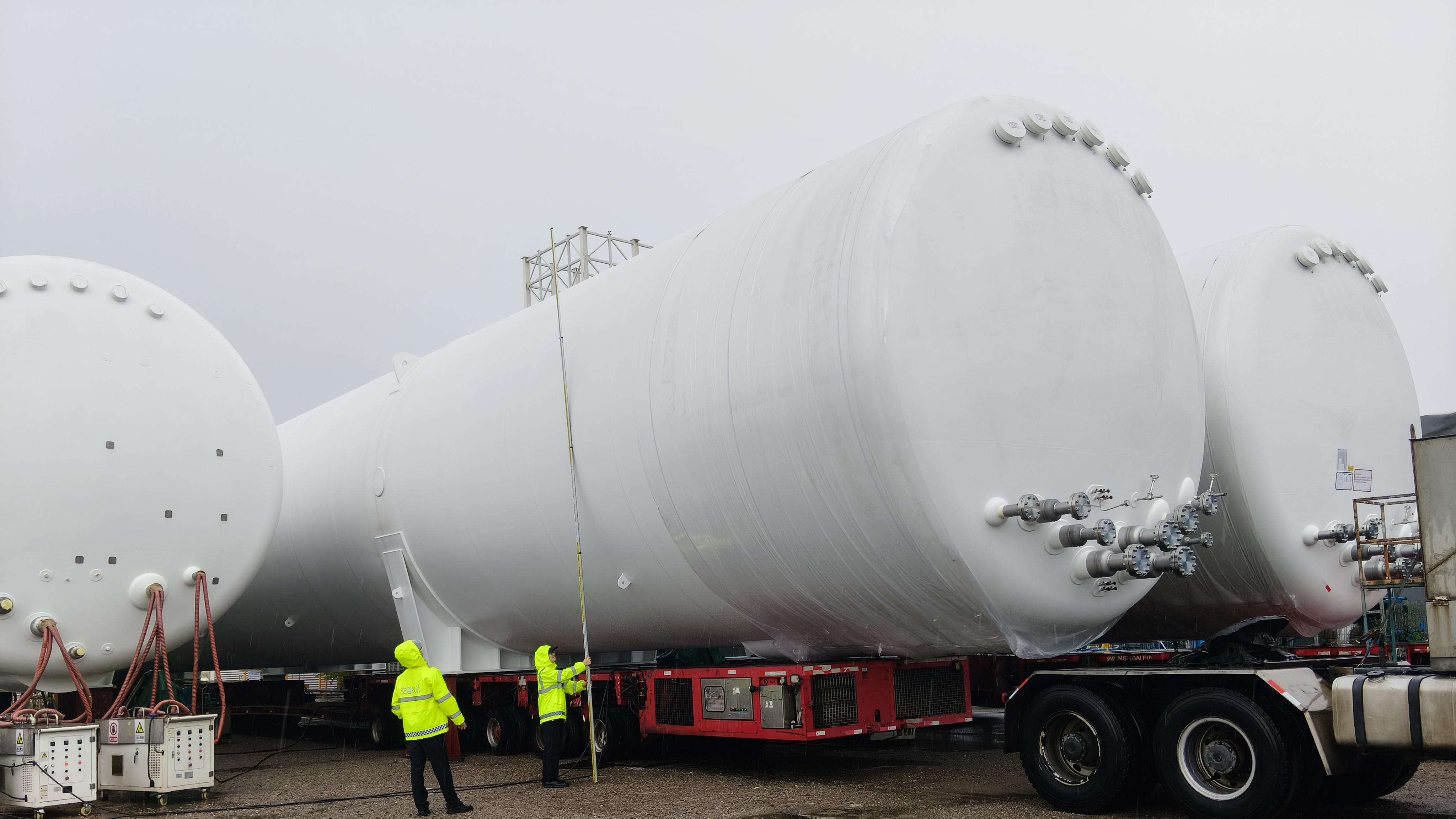 风雨无阻护运输 常州交通执法部门助力7.05米超高大件“快发车”