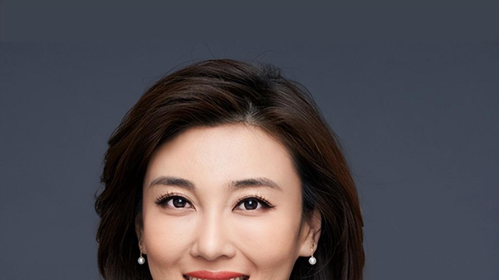 “央视女神”李红：被造谣嫁富豪，如今44岁单身，活出自己的精彩