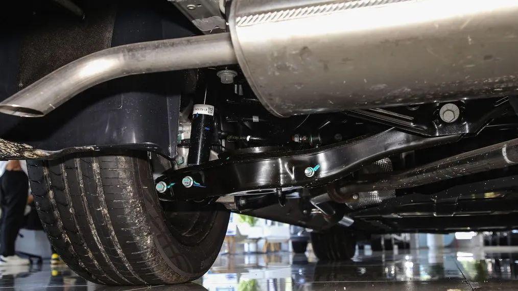 五菱又出“神车”，油耗3.98L+双独悬，配神炼电池，仅卖7.98万元