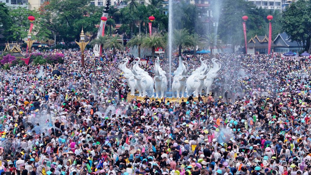 西双版纳泼水节：水花绽放的傣历新年狂欢，等你来湿身！