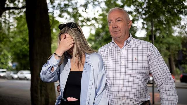 英国教师诱惑性侵2名学生，直至怀孕生子，受审时藏婴儿帽于裤中