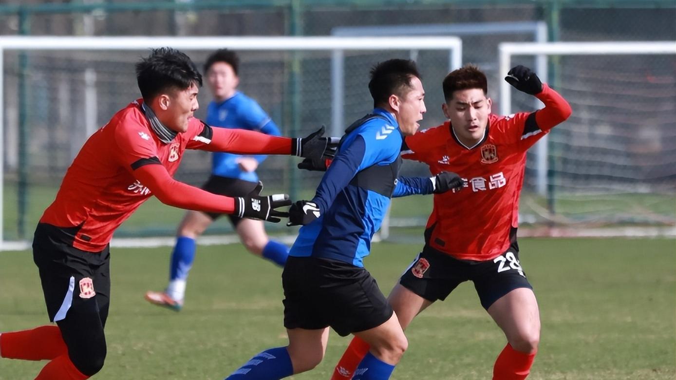 曾在国足被尼泊尔前锋戏耍的中卫，如今逆袭成名帅，带队拿到冠军