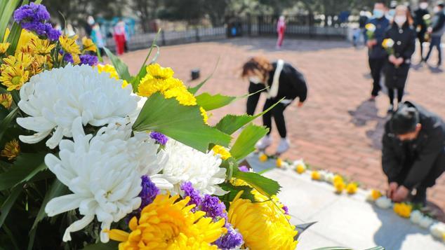 豪横！网传常州一大户清明扫墓，祭品直接烧一栋200平的豪华别墅