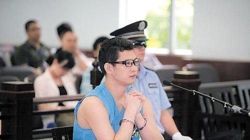 他是身负13条人命的杀人魔，多次枪杀警察，临死前哭诉逃亡太痛苦