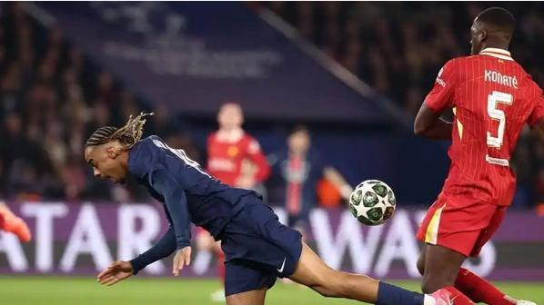 被利物浦绝杀！大巴黎不满裁判，恩里克直言不公平，要在客场翻盘