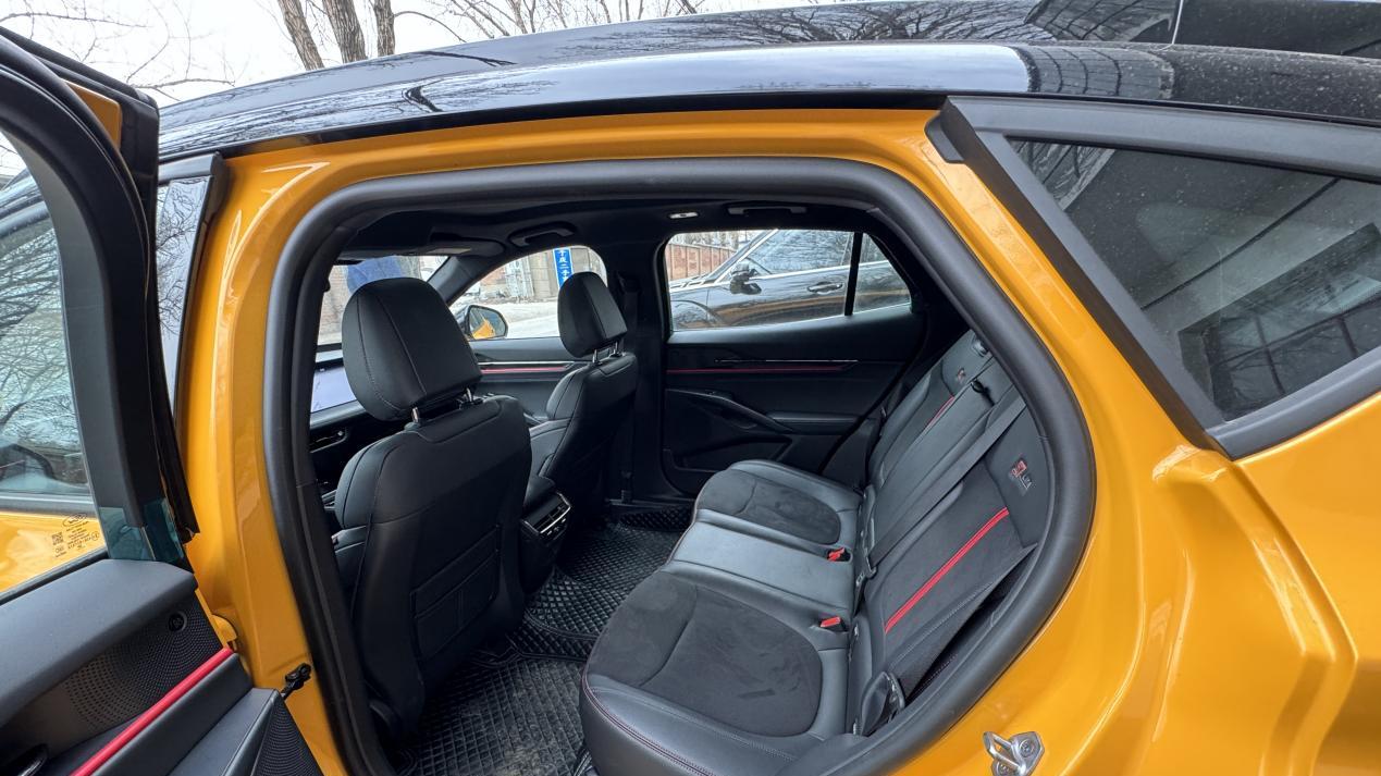 国庆回老家，被长辈夸爆的蒙迪欧空间