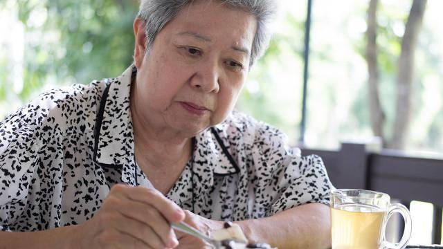 我今年52岁，儿子带女朋友回家，她嫌弃老人的举动让我劝儿子分手