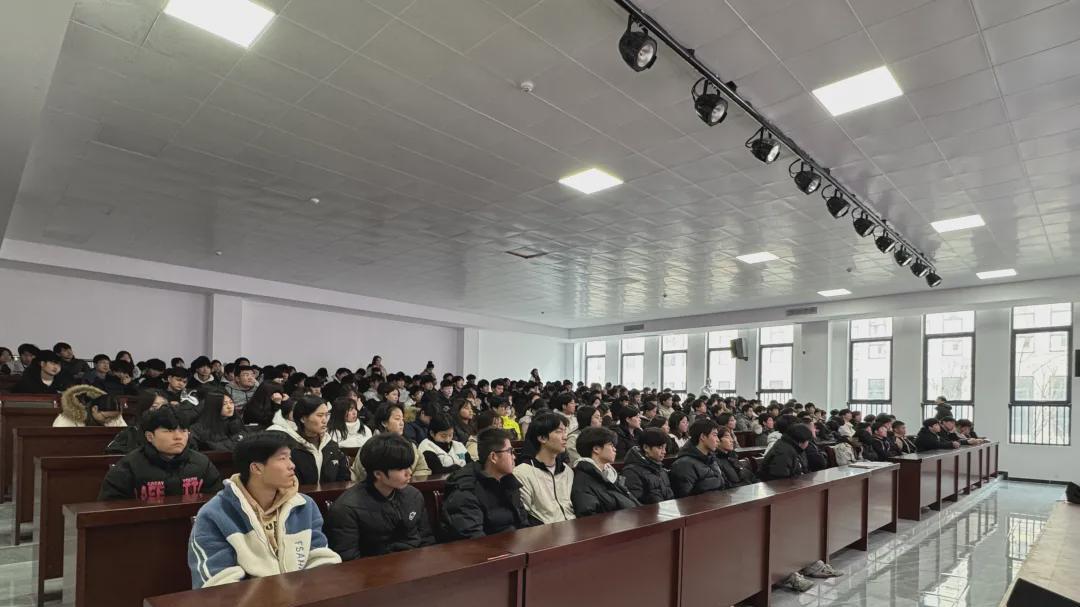 信阳工程职业学院徐俊杰副校长为五年制高职学子讲授专题思政课