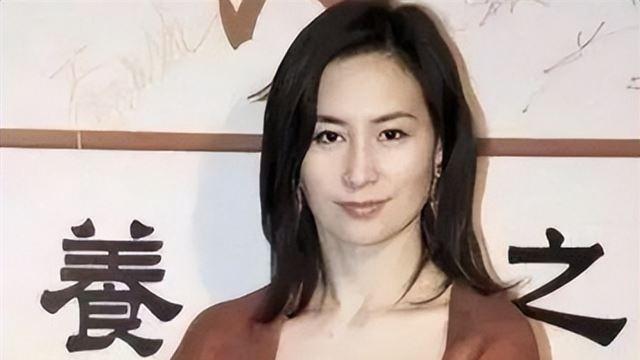 何超琼和好闺蜜董明珠现身澳门美高梅酒店，颜值爆表，宛如姐妹花