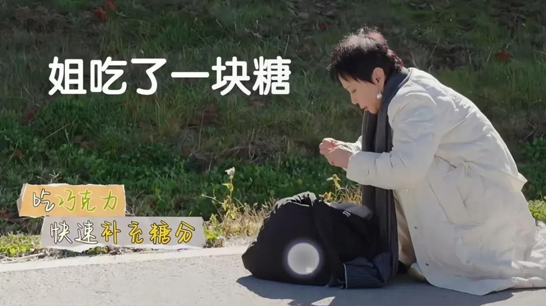 看了李小冉的身材，瘦的前胸贴后背，才知道她为啥指责刘晓庆