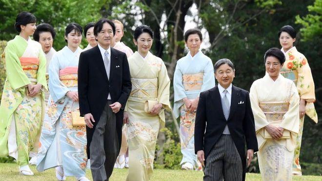 日本皇室集体亮相游园会，只有两名男性引热议，公主被指不敢结婚