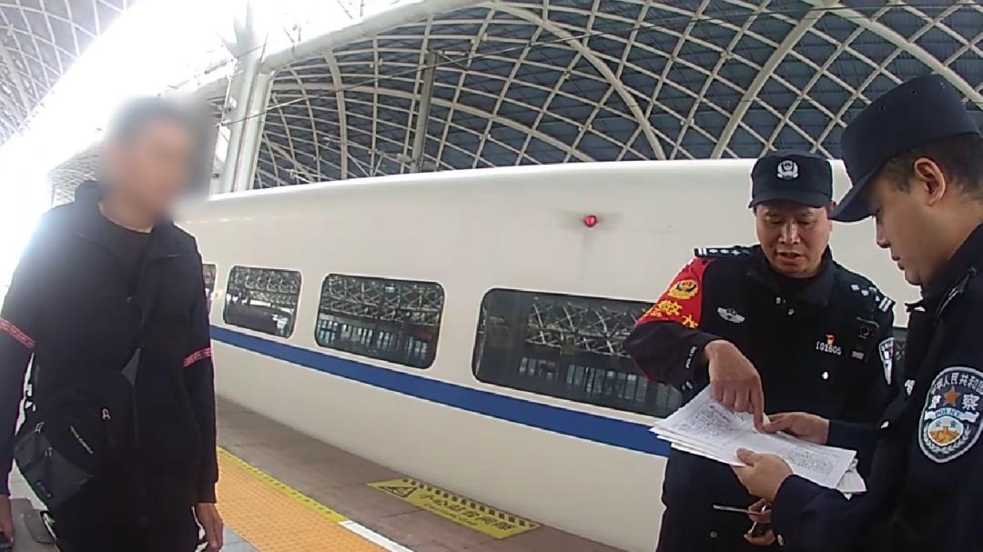 佛山铁警提醒：动车吸烟=违法！切勿以身试法