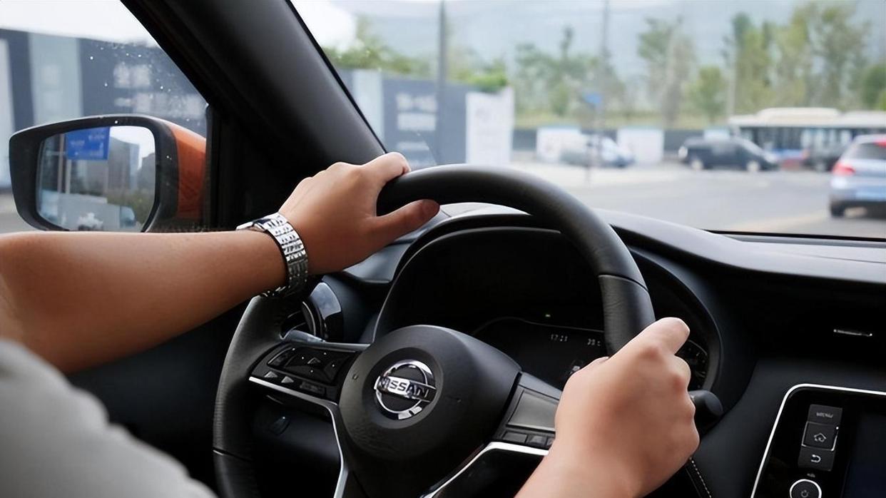 开车时间越久，越容易小心翼翼，老司机掏心窝分享7个保命习惯