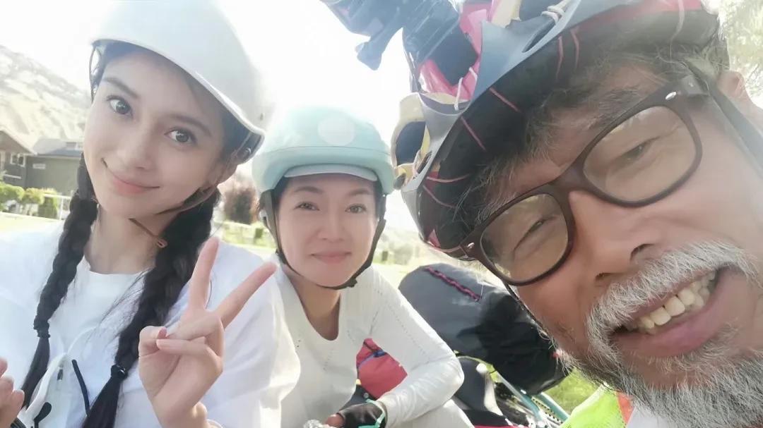 骑行老者向杨颖要到2万旅费