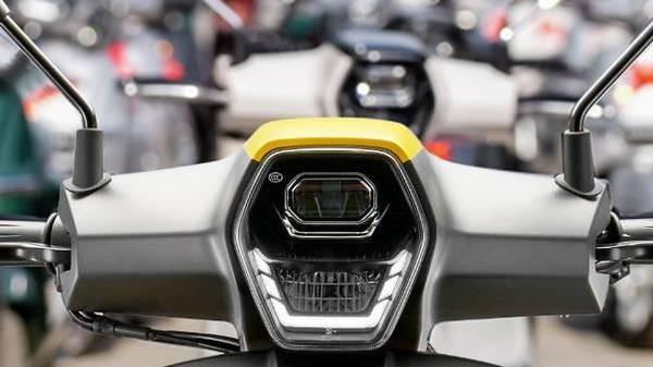 这辆复古水冷150cc踏板，只卖10980元，ABS+TCS+无钥匙启动都有