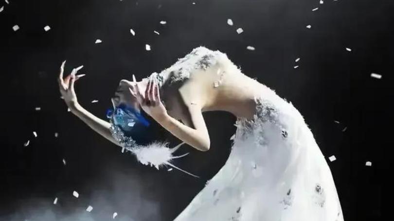 从《蛇来运转》看清小彩旗的现状，才懂得放手后的杨丽萍有多精明