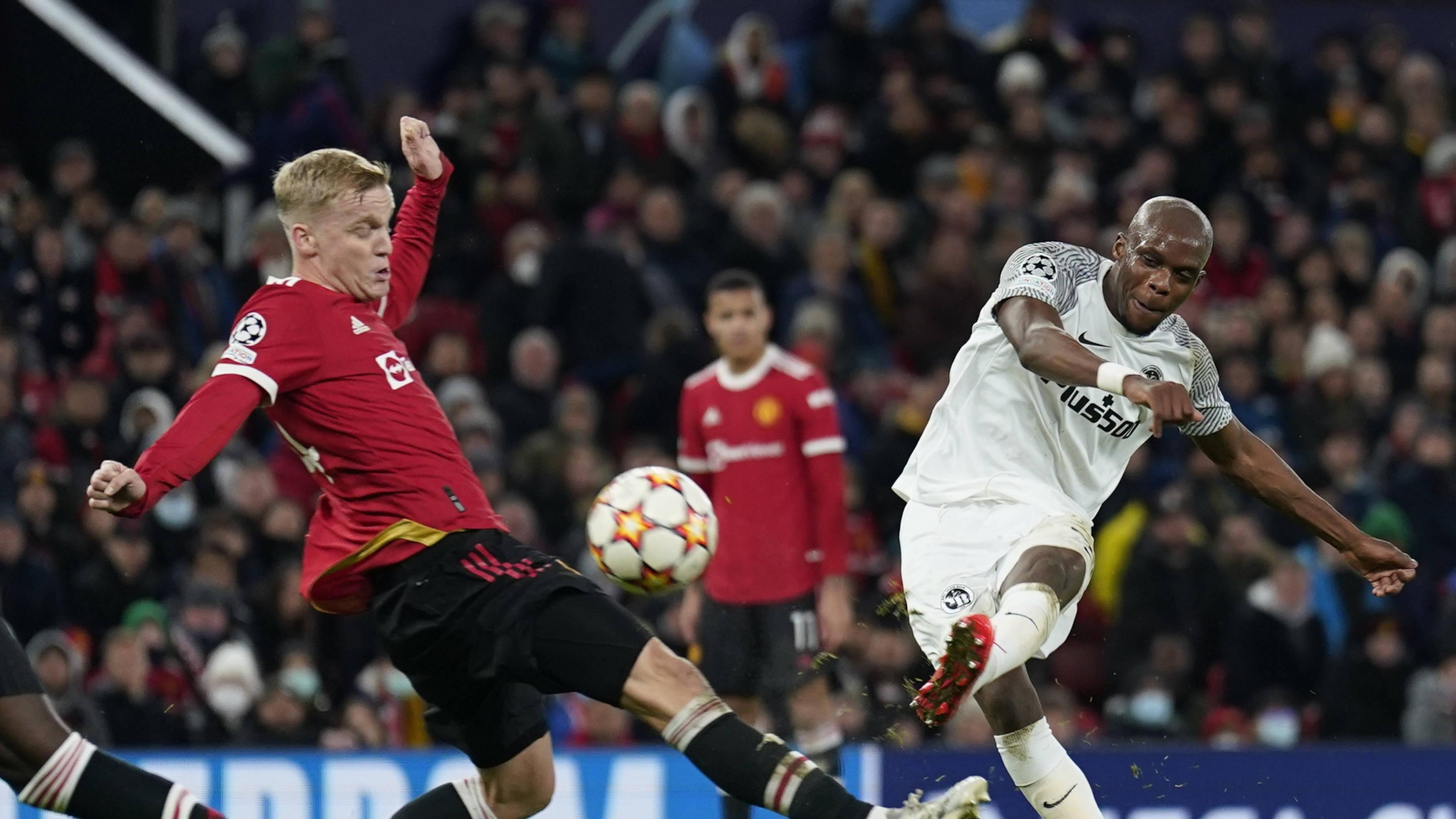 奇幻？欧洲一球队主场落败后，球员竟到场边被球迷训话