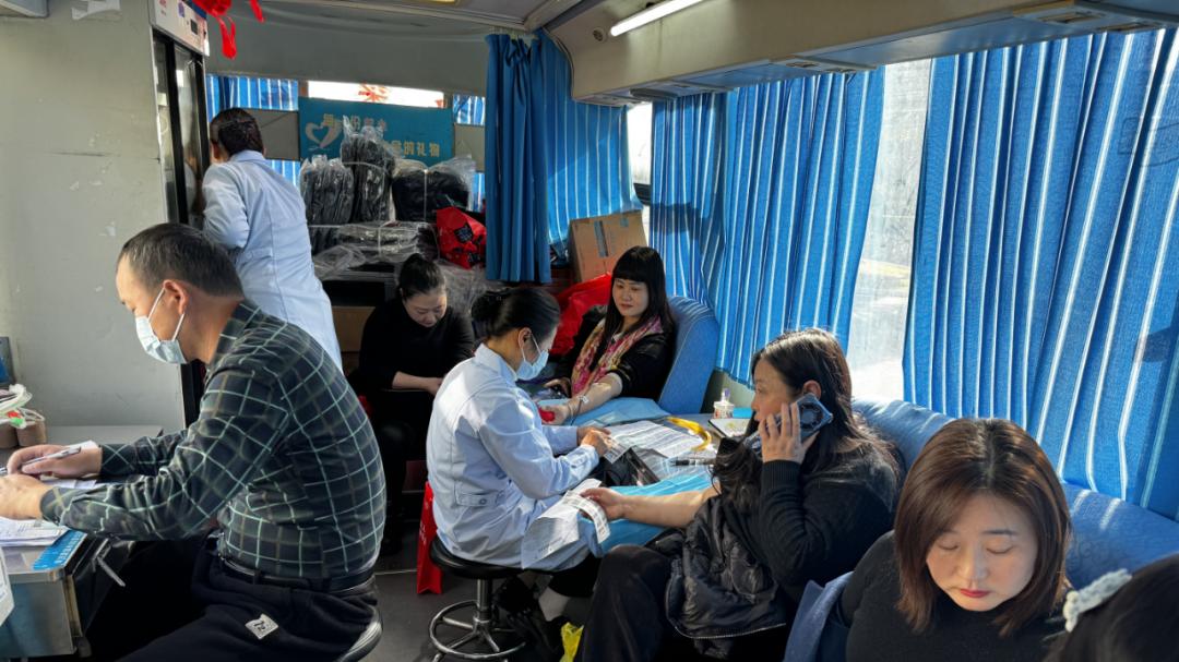 荆门市掇刀区党员干部职工踊跃参与无偿献血活动