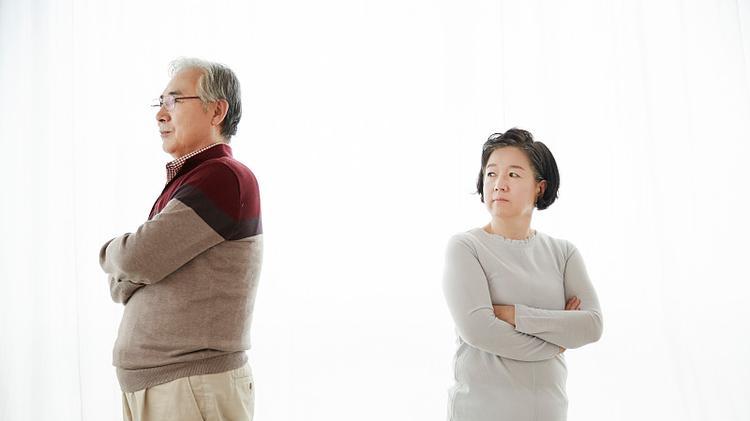 退休后她沉迷广场舞暧昧，全家丢脸：无底线的放纵，终要付出代价