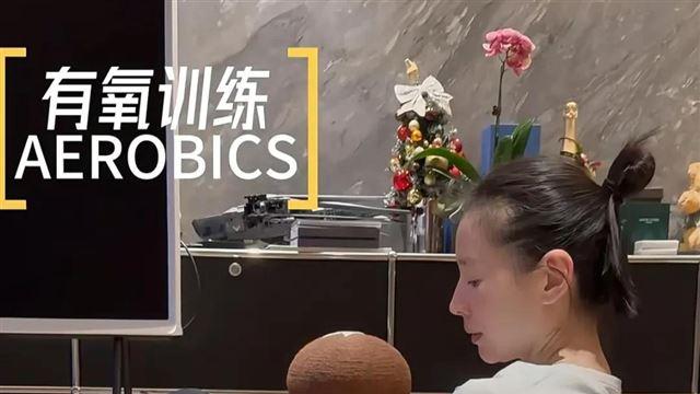 董洁分享日常生活，妈妈首次出镜，头发浓密，长相富态五官标致