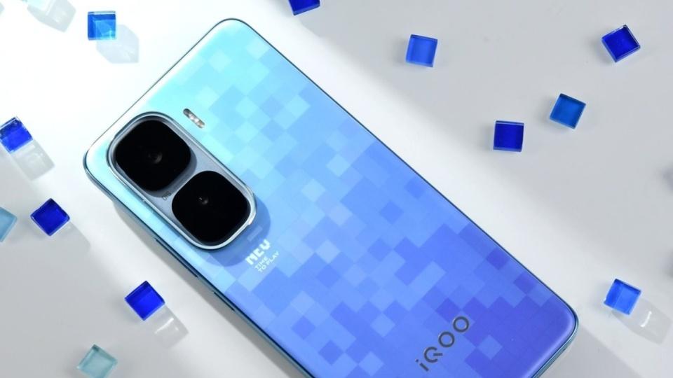 手机行业诞生“新爆款”，16GB+1TB+120W，冲上新机热销榜第一名